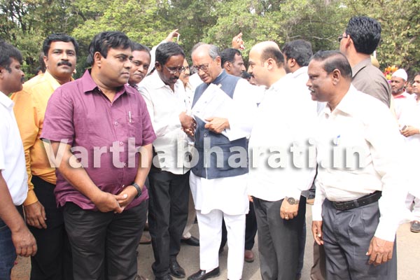 ಬೆಂಗಳೂರು; ಚುನಾವಣೆ ಹಿನ್ನೆಲೆಯಲ್ಲಿ ಅಕ್ರಮ ಮದ್ಯದ ಅಡ್ಡೆಗಳ ಮೇಲೆ ಅಬಕಾರಿ ಇಲಾಖೆ ಅಧಿಕಾರಿಗಳು ದಾಳಿ